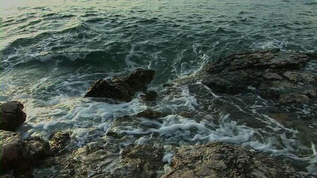 海浪冲击着海滩视频素材