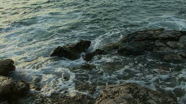 海浪冲击着海滩视频素材