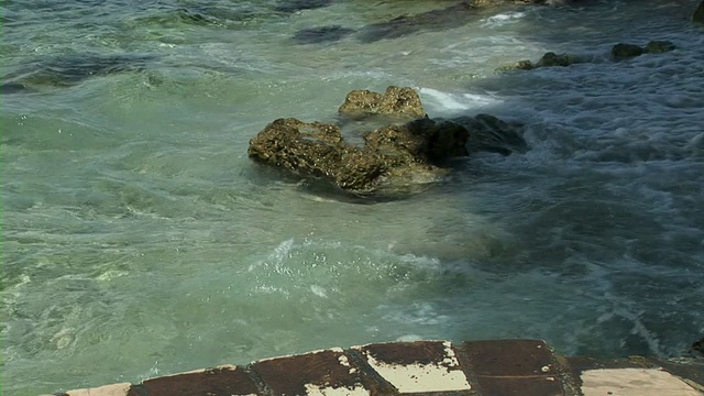 海浪冲击着海滩视频素材