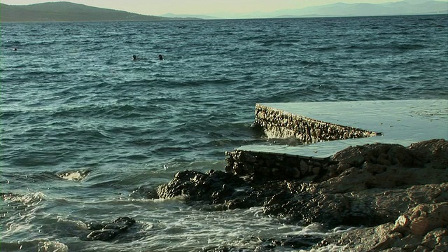 海浪冲击着海滩视频素材