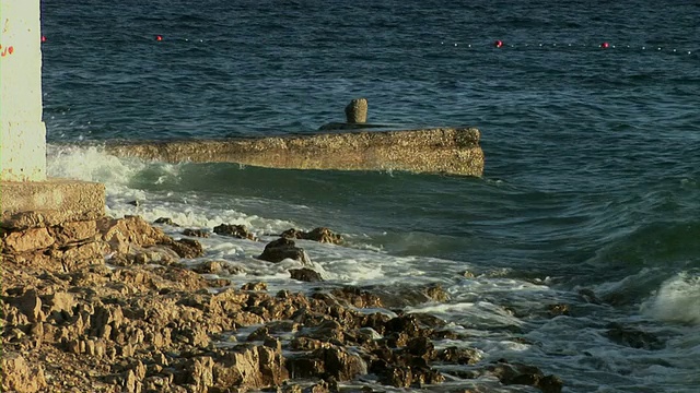 海浪冲击着海滩视频素材