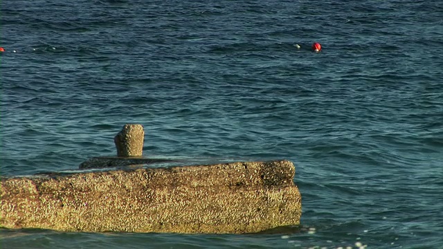 海浪冲击着海滩视频素材