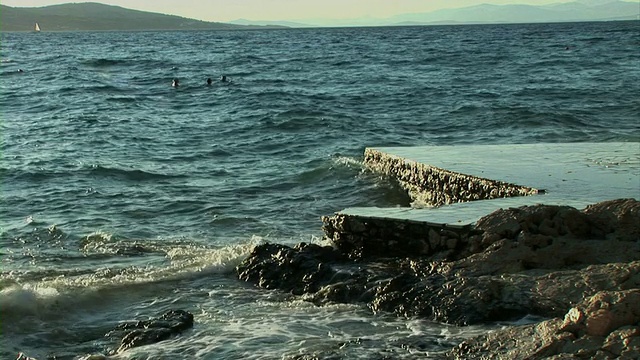 海浪冲击着海滩视频素材