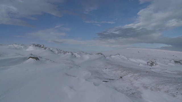 英国达特穆尔的冬季景观被皑皑白雪覆盖视频素材