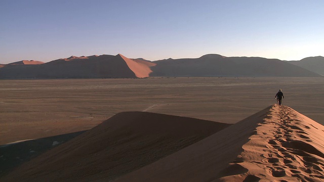 人们在沙丘上行走，Sossusvlei，纳米比亚- naukluft视频素材