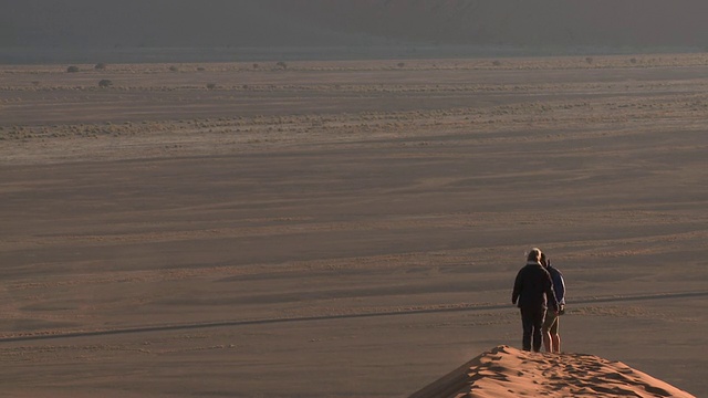 人们在沙丘上行走，Sossusvlei，纳米比亚- naukluft视频素材