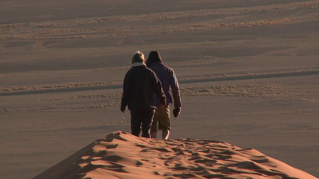 人们在沙丘上行走，Sossusvlei，纳米比亚- naukluft视频素材