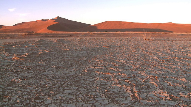 龟裂的土地和沙丘，Sossusvlei，纳米比亚- naukluft视频下载