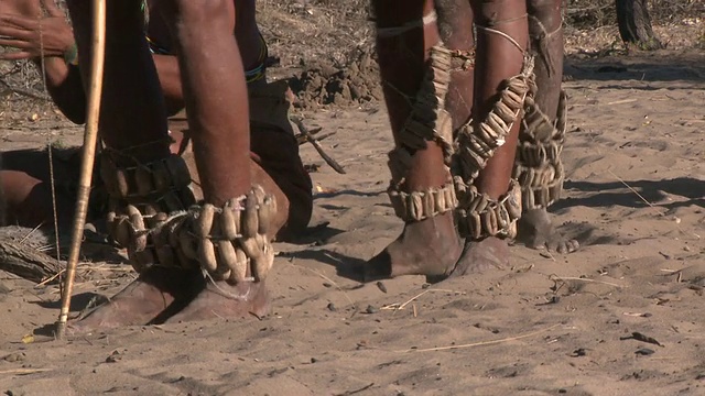 Nyae - Nyae的Ju hoansi San Bushmen:跳舞的脚，纳米比亚视频素材