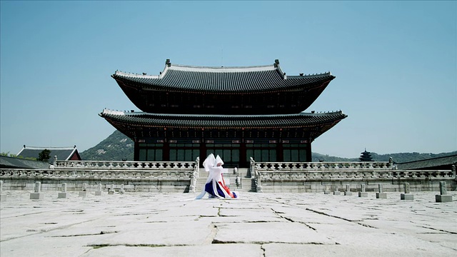 韩国首尔，身着传统服饰的女子在京福宫后面表演佛教舞蹈视频素材