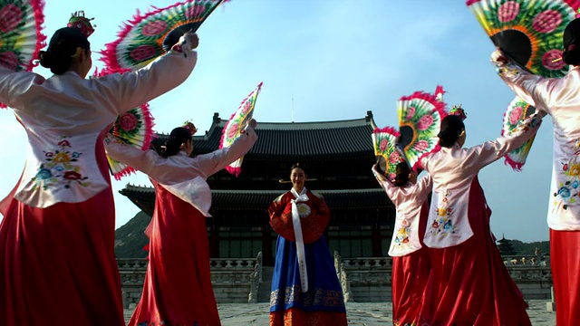 韩国首尔庆福宫后，身着皇后裙的ZI女士和扇子舞团视频素材