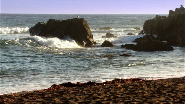 海浪撞击岩石，月石海滩，坎布里亚，加州，美国视频素材