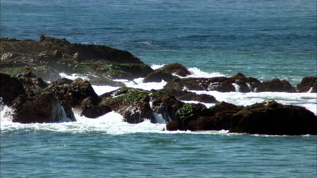 海浪撞击岩石，坎布里亚，加州，美国视频素材