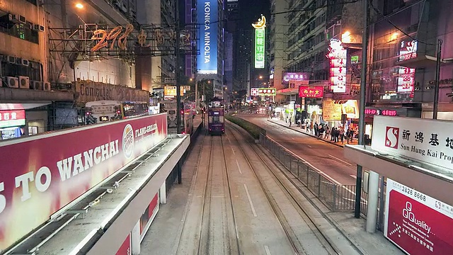 在香港铜锣湾轩尼诗道夜间跟随有轨电车穿越香港视频素材