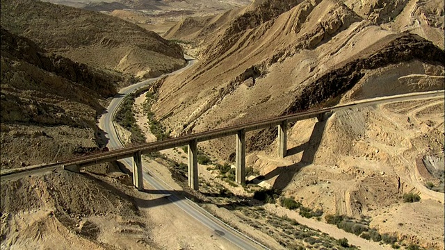 空中桥梁横跨陡峭的沙漠山谷，阿拉瓦，以色列视频素材