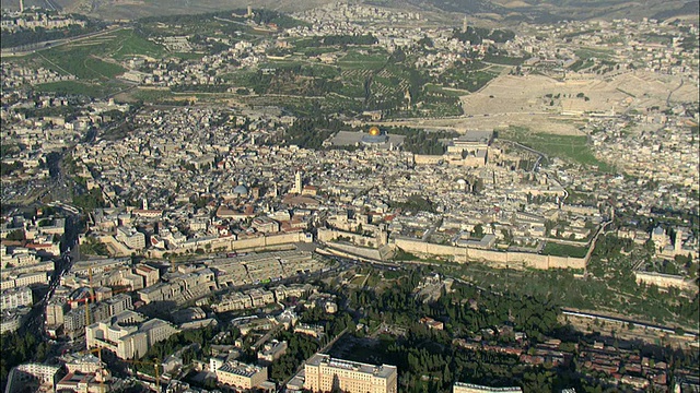 空中飞行圣殿山和以色列耶路撒冷周围的城市视频素材