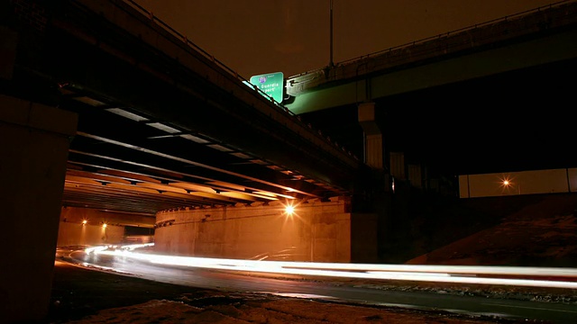 纽约市布鲁克林-皇后区高速公路地下通道的夜间交通状况视频素材