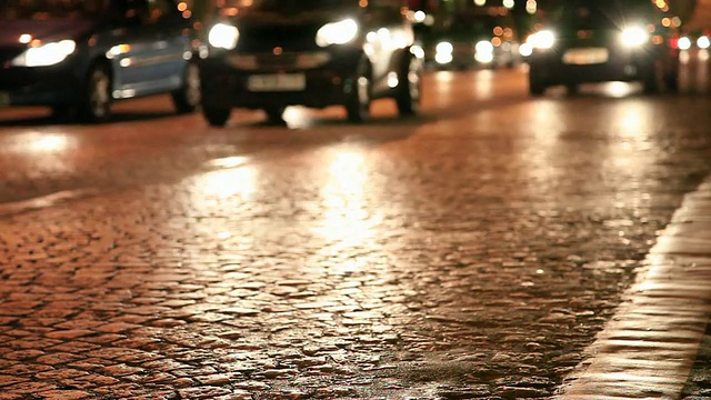 夜晚的香榭丽舍大街，低角度的道路上的交通，巴黎，法国视频下载