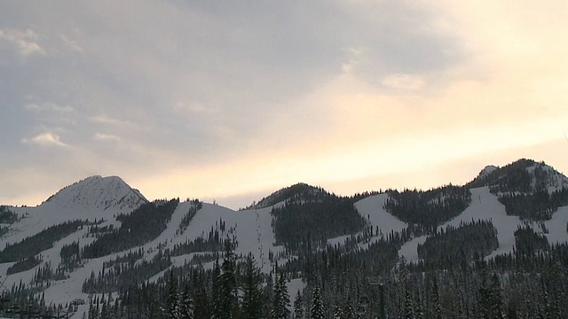 日落在滑雪胜地基地/黄金，不列颠哥伦比亚，加拿大视频素材