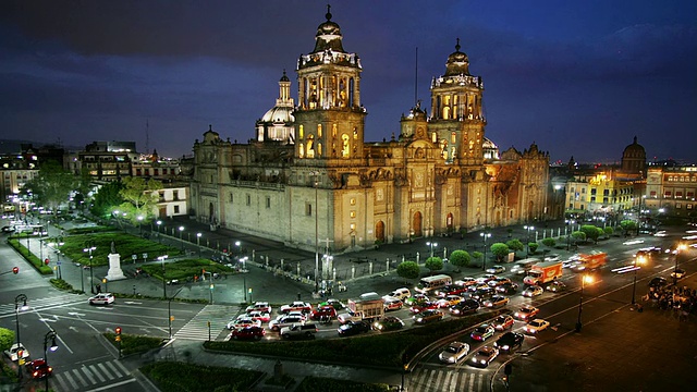 T/L, HA, MS, Mexico, Mexico City, Plaza de la Constitución，黄昏时分大都会大教堂前的交通视频素材