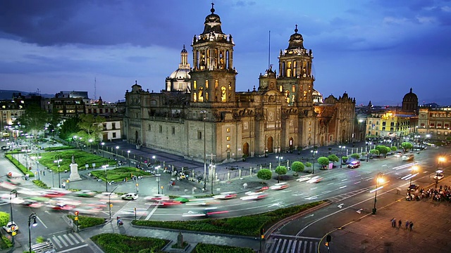 T/L, HA, MS, Mexico, Mexico City, Plaza de la Constitución, Metropolitana大教堂前的交通，白天到傍晚视频素材