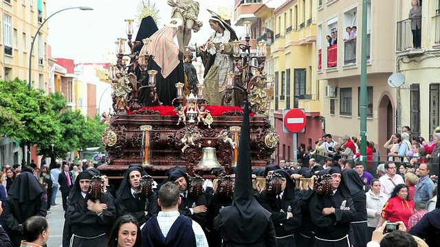 宗教Trono被Costaleros在圣周游行，Semana Santa，马拉加，安达卢西亚，西班牙，欧洲视频素材