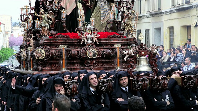 宗教Trono被Costaleros在圣周游行，Semana Santa，马拉加，安达卢西亚，西班牙，欧洲视频素材