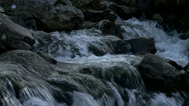 近距离的水流过岩石和巨石的山溪，布雷肯比肯，威尔士视频素材