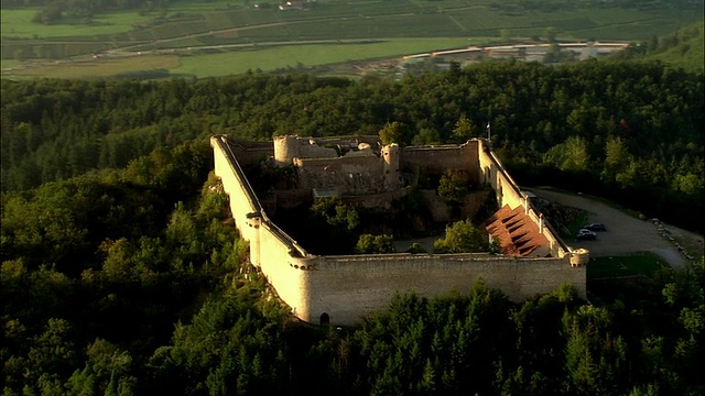 空中WS Chateau du Hohlandsbourg和周围的城堡在Colmar / haot - rhin附近的山顶，法国阿尔萨斯视频素材