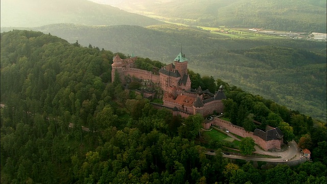 空中WS Chateau du Haut-Koenigsbourg堡和城堡在奥施维勒/阿尔萨斯，法国山顶视频素材