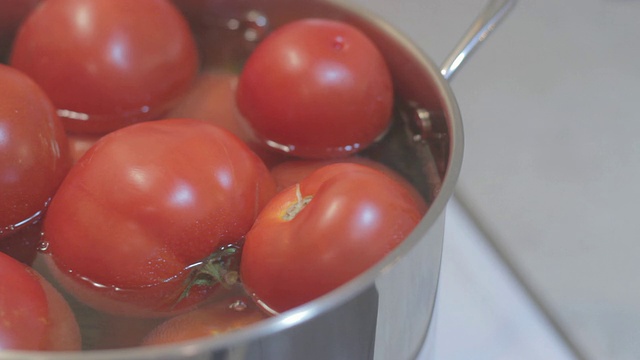 西红柿在一锅水里沸腾，俯视图。视频素材