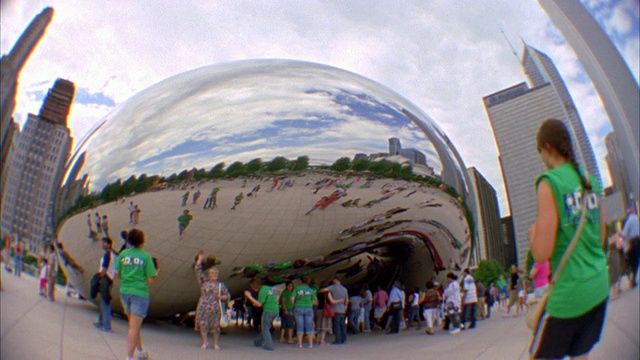 SLO MO, FISH EYE, MS, People at Cloud Gate雕塑，芝加哥，伊利诺伊州，美国视频素材