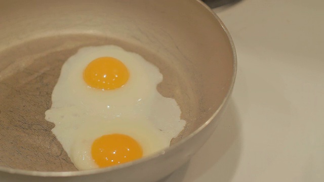 在平底锅里煎两个鸡蛋视频素材