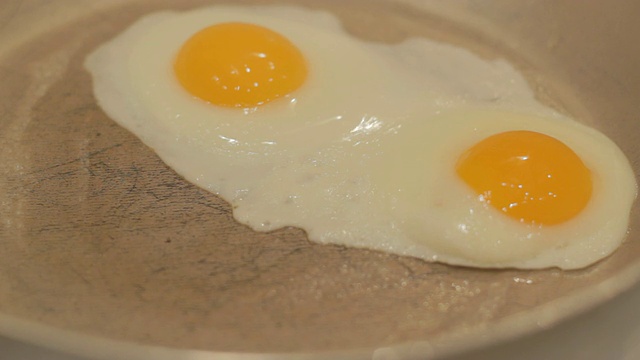 在平底锅里煎两个鸡蛋视频素材