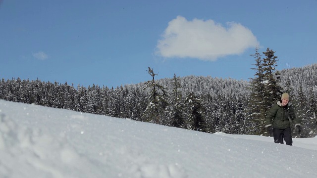 微软朋友在玩赛车游戏雪/惠斯勒，BC，加拿大视频素材