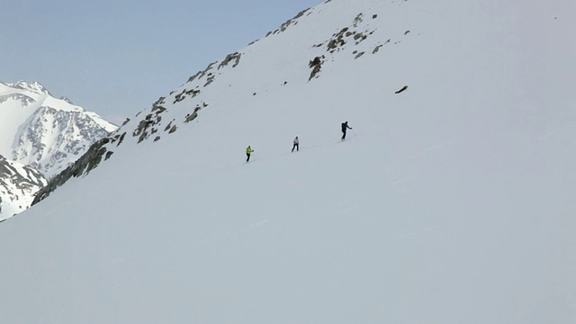 在奥地利阿尔卑斯山脉/斯图拜冰川上徒步旅行的三名登山者视频素材