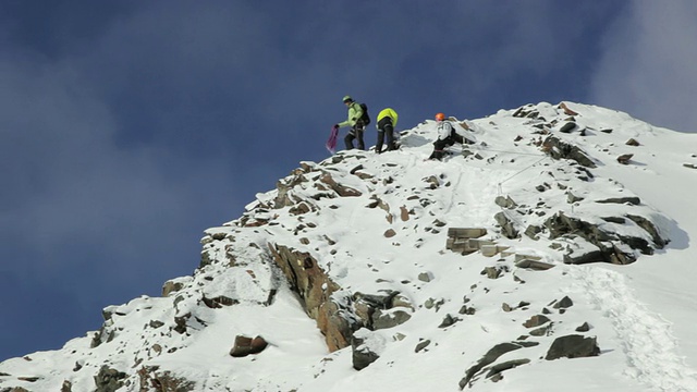 在奥地利阿尔卑斯山脉的白雪覆盖的山上，一名登山者在奥地利泰洛尔的斯图拜冰川上滑下导绳视频素材