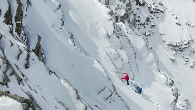 两名登山者攀登奥地利阿尔卑斯/斯图拜冰川冰雪覆盖的山峰，泰洛，奥地利视频素材