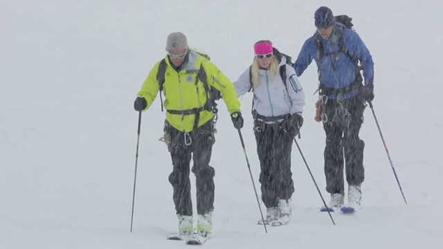 三名登山运动员徒步旅行在奥地利阿尔卑斯山的冰雪覆盖的山/斯图拜冰川，Tirol，奥地利视频素材