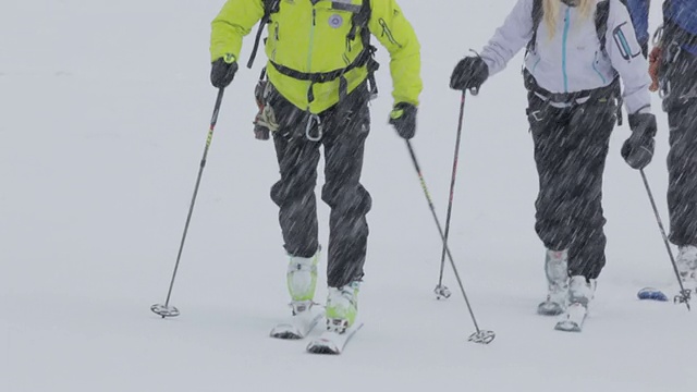 图为三名登山者在奥地利阿尔卑斯山脉的冰雪覆盖的山上徒步旅行视频素材