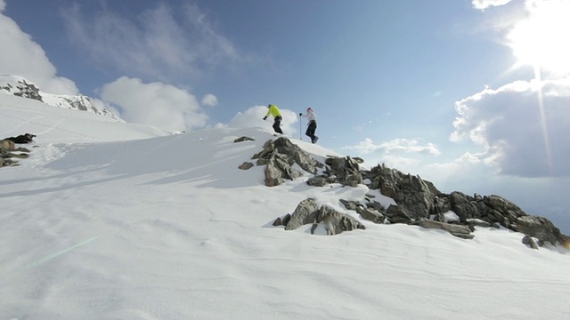 一对夫妇在奥地利阿尔卑斯山/斯图拜冰川的冰雪覆盖的山上登山视频素材