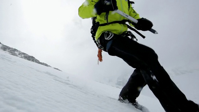 登山者在奥地利阿尔卑斯山/斯图拜冰川的冰雪覆盖的山上下降，泰洛，奥地利视频素材