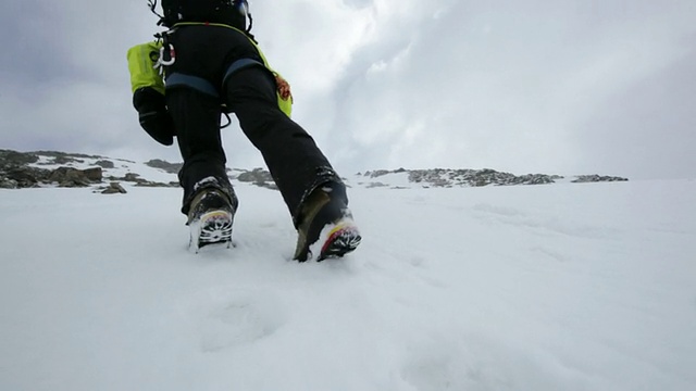 在奥地利阿尔卑斯山/斯图拜冰川的冰雪覆盖的山上徒步旅行的登山者，泰洛，奥地利视频素材