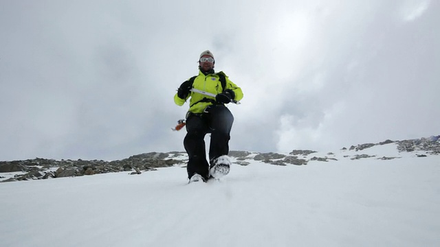 一名登山者在奥地利阿尔卑斯/斯图拜冰川的冰雪覆盖的山上降落，泰洛，奥地利视频素材