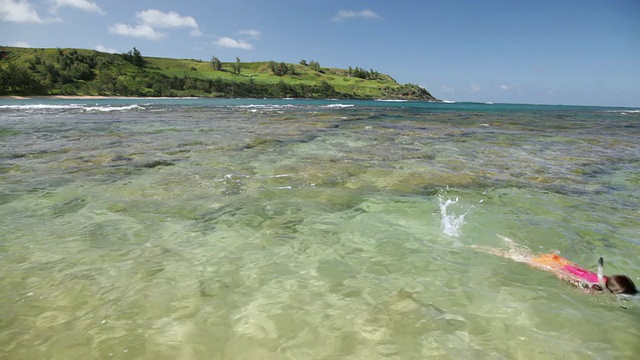 美国夏威夷考艾岛莫洛阿海滩，女孩戴着浮潜装备游泳视频素材