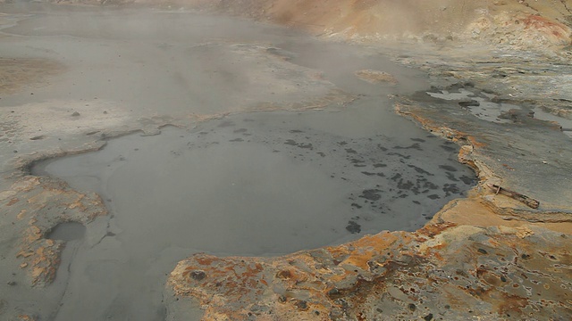 位于冰岛雷克雅内斯半岛Krysuvik地热区的CU地热池沸腾和蒸汽视频素材