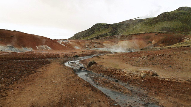 冰岛雷克雅尼斯半岛Krysuvik地热地区沸腾的河流中冒出的蒸汽视频素材