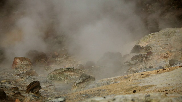 冰岛雷克雅尼斯半岛Krysuvik地热区的岩石地面上冒出的蒸汽视频素材