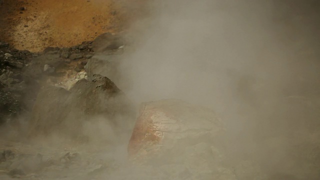 冰岛Reykjanes半岛Krysuvik地热区的岩石周围有大量蒸汽视频素材