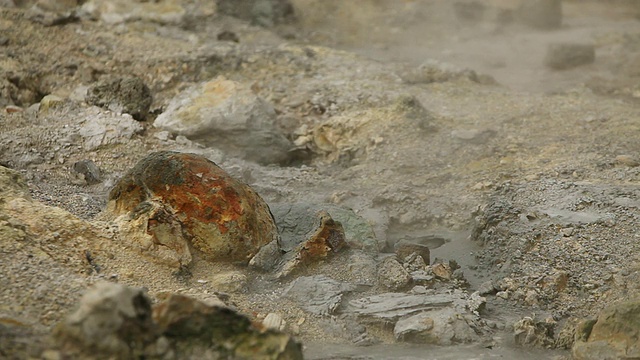 冰岛雷克雅尼斯半岛Krysuvik地热区的岩石地面上冒出的蒸汽视频素材